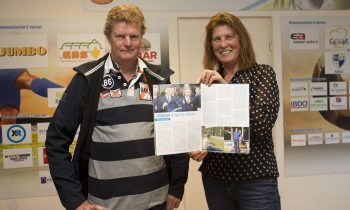 Uitreiking 1e presentatiegids seizoen 2017-2018 aan vrijwilliger Bert van de Kolk