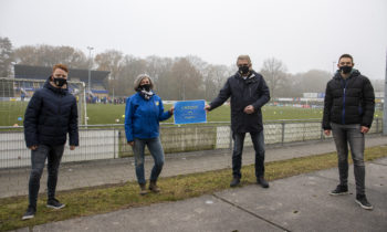 Overhandiging cheque aan vv Nunspeet