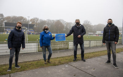 Overhandiging cheque aan vv Nunspeet