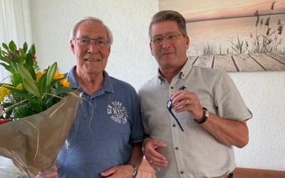 40 jarige jubilaris Henk Bouw thuis gehuldigd