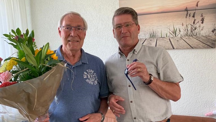 40 jarige jubilaris Henk Bouw thuis gehuldigd