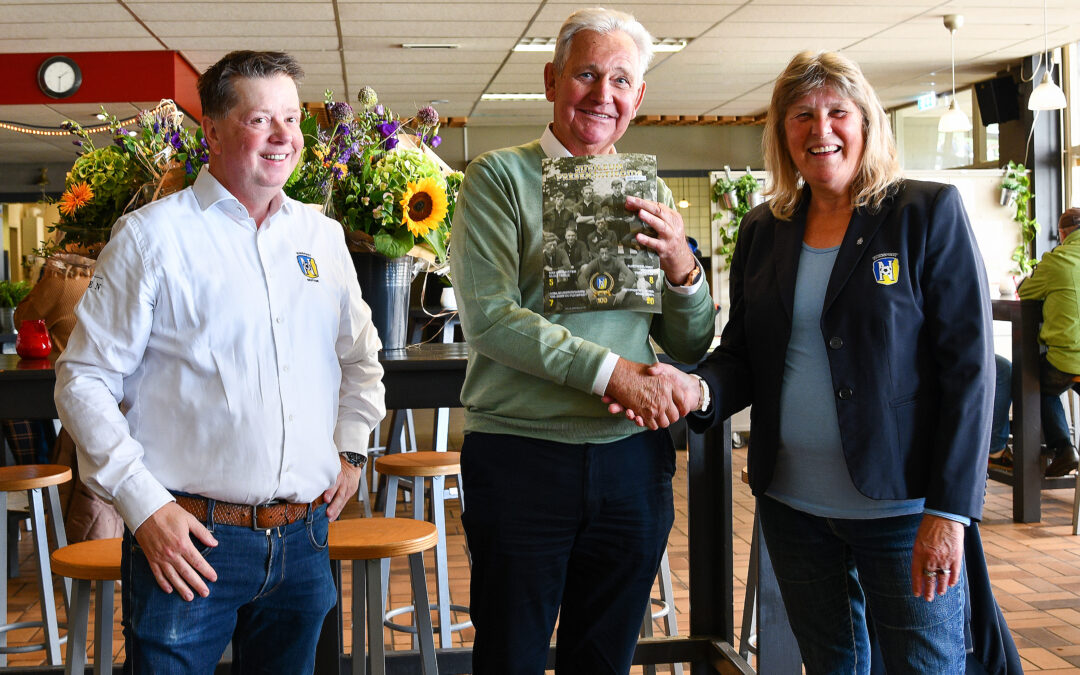 Erelid Businessclub Huib van de Vecht neemt 1e jubileum-presentatiegids 2024-2025 in ontvangst