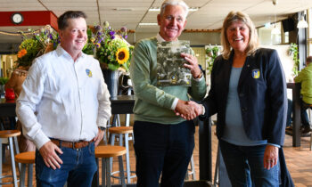 Erelid Businessclub Huib van de Vecht neemt 1e jubileum-presentatiegids 2024-2025 in ontvangst