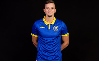 Andrew Galea langer in blauw en geel