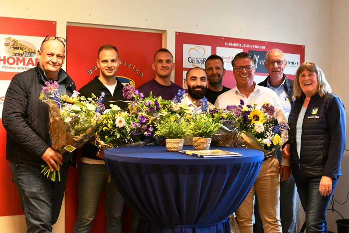 Tekenen contracten nieuwe Sponsorgroep en businesscontracten