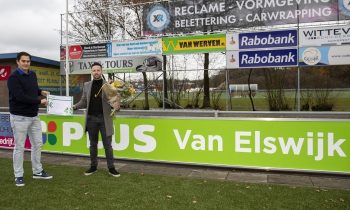 Uitreiking Spaar je club gezond supermarkt Plus van Elswijk