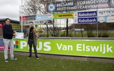 Uitreiking Spaar je club gezond supermarkt Plus van Elswijk