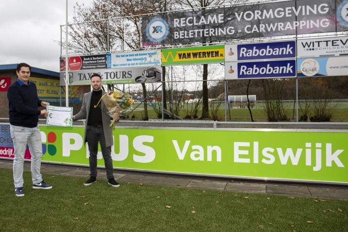 Uitreiking Spaar je club gezond supermarkt Plus van Elswijk