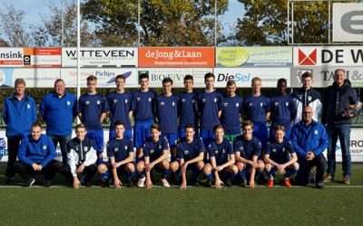 De Jong & Laan accountants voorziet JO19-1 van nieuwe warming up shirts